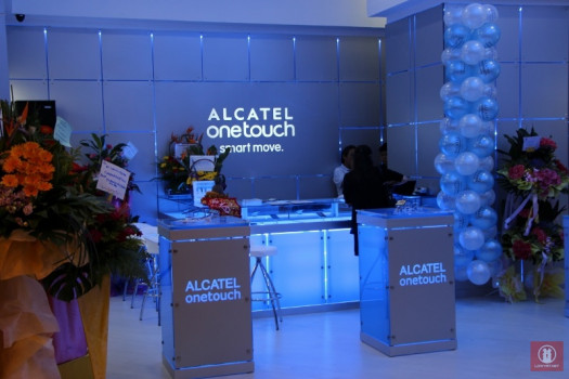 Alcatel-One-Touch-Concept-Store-Plaza-Low-Yat-02